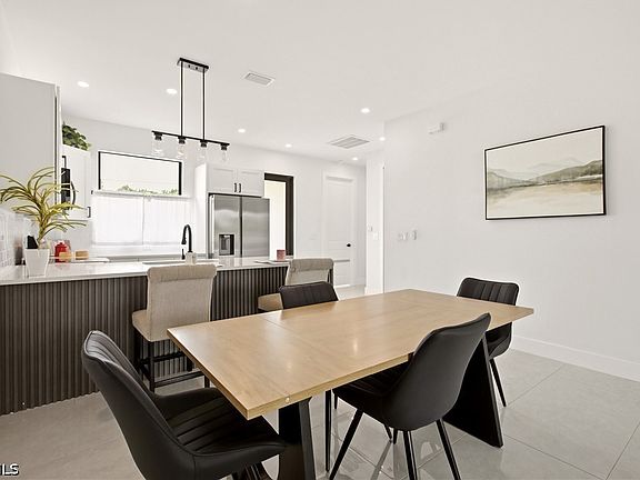 3rd image of 4820 Golfview Blvd