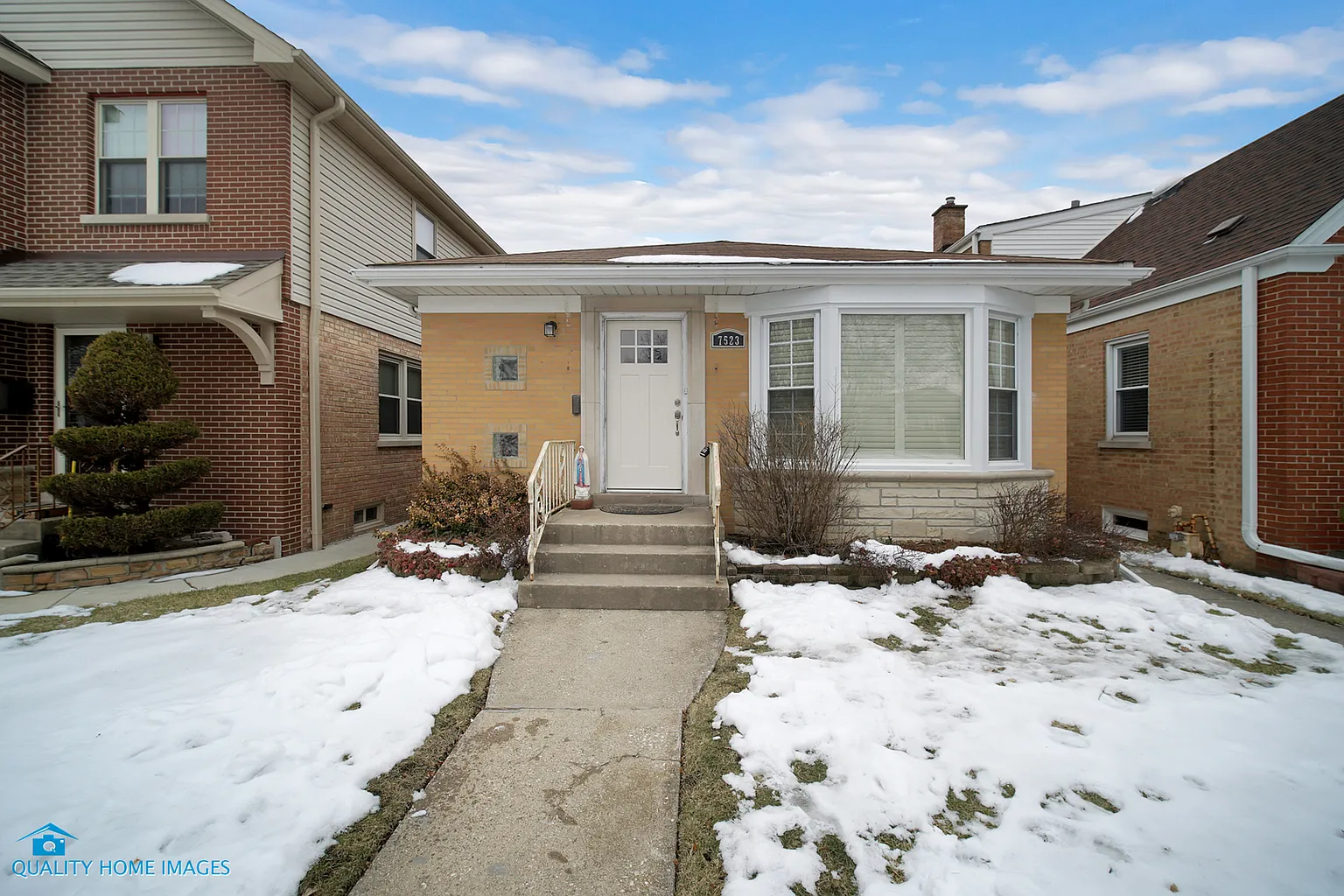 7523 N Oketo Ave photo 1
