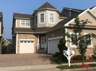 90 Topside Ln, Staten Island, NY 10309