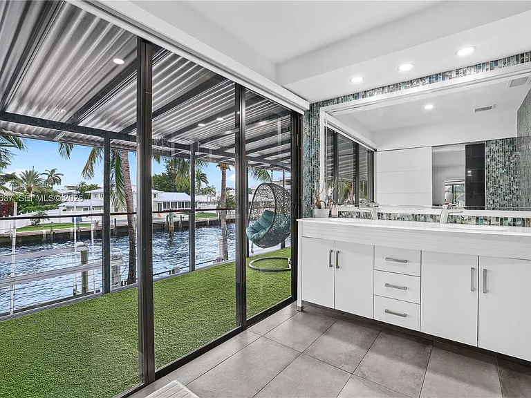 2886 NE 25th St — Photo 36
