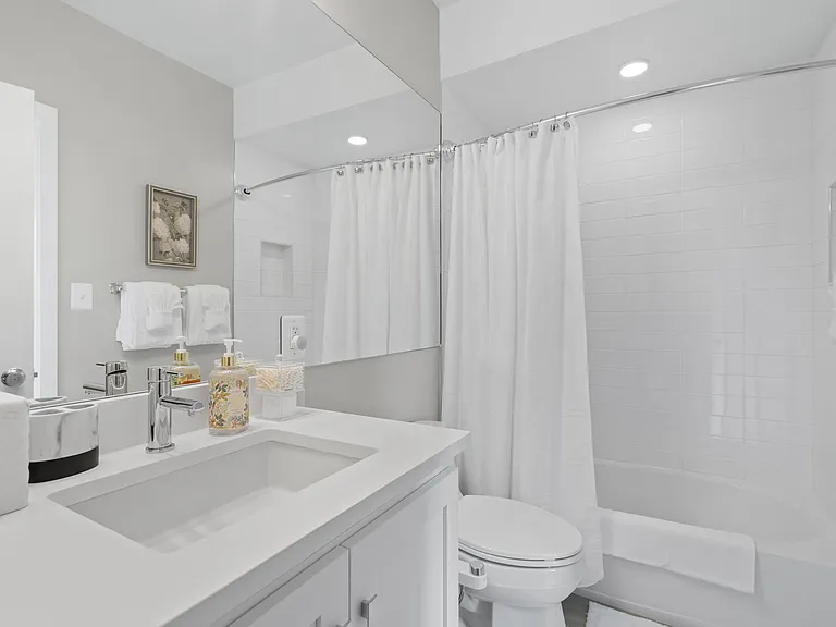 418 D St SE #A — Photo 16