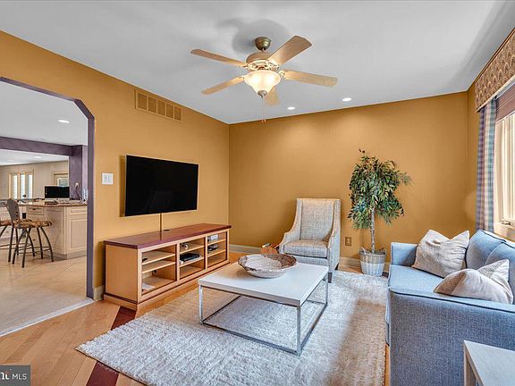 3rd image of 1605 Crown Point Ln