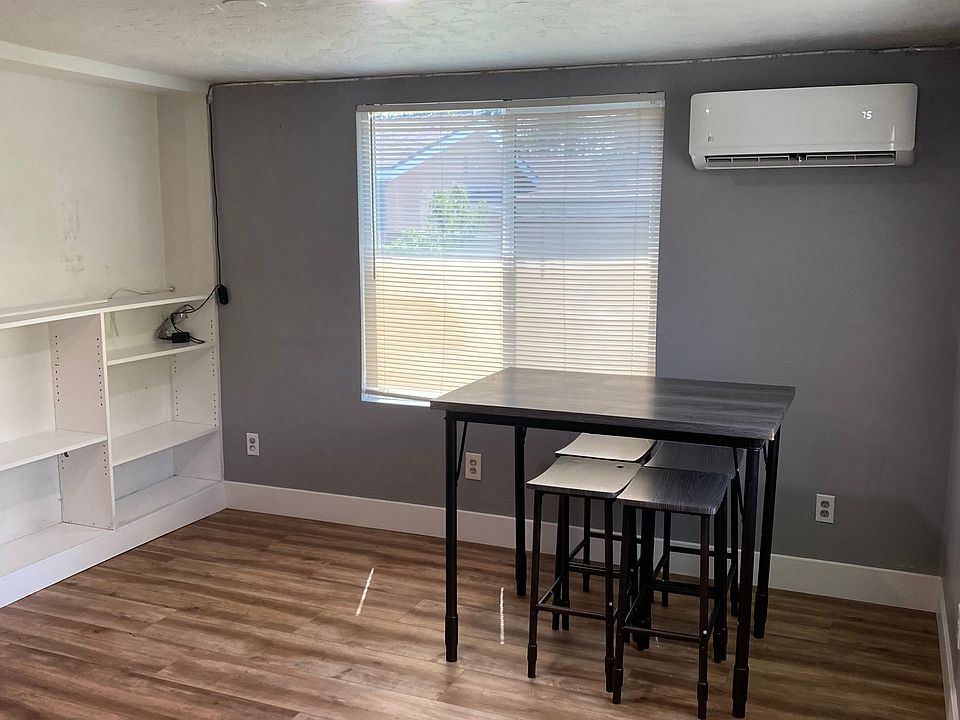 livingroom/dinning area