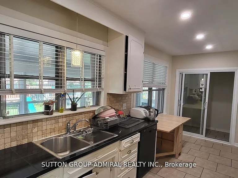 6039 Althea St #UPPER — Photo 7