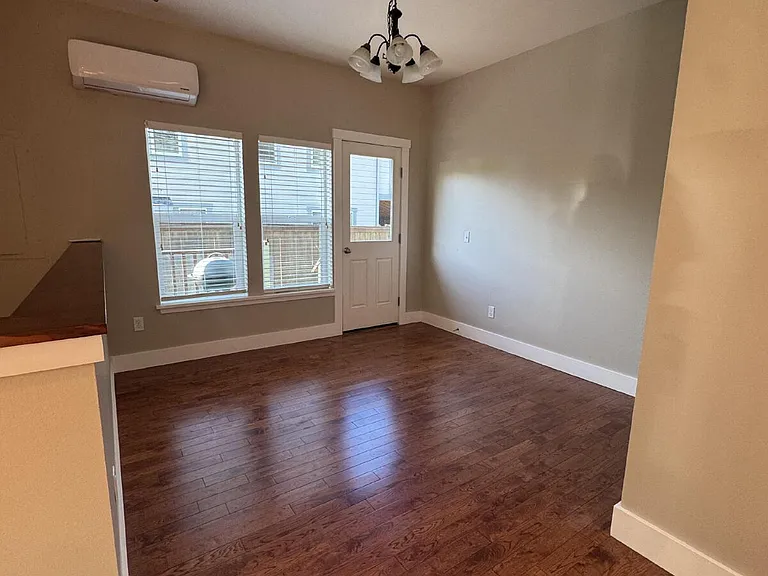 285 Browne St — Photo 13