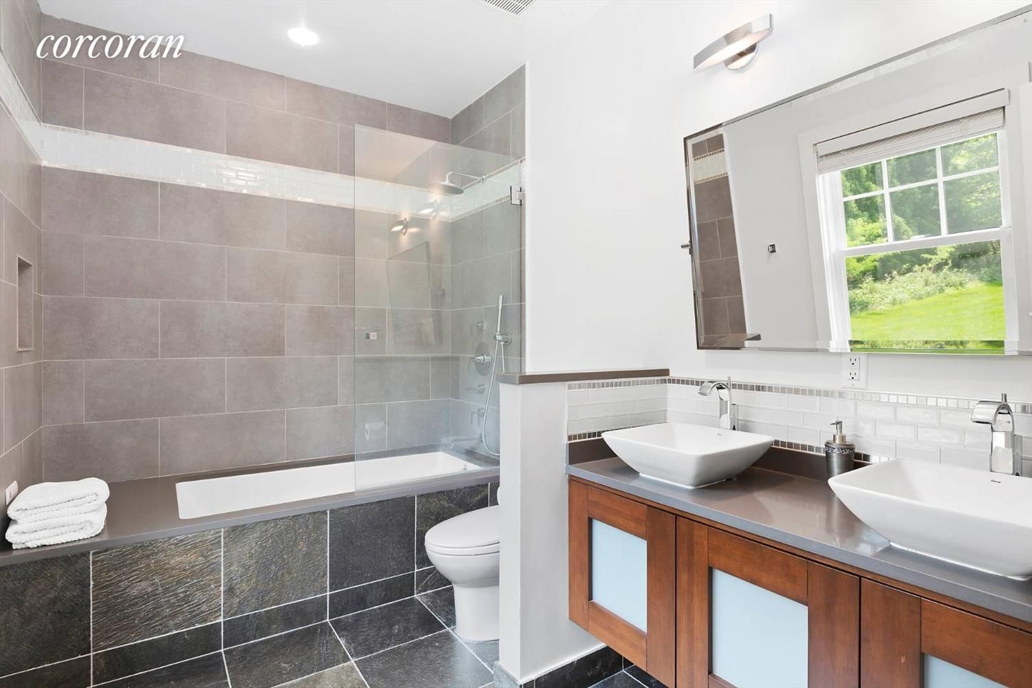 En suite double sink bathroom with bath/shower