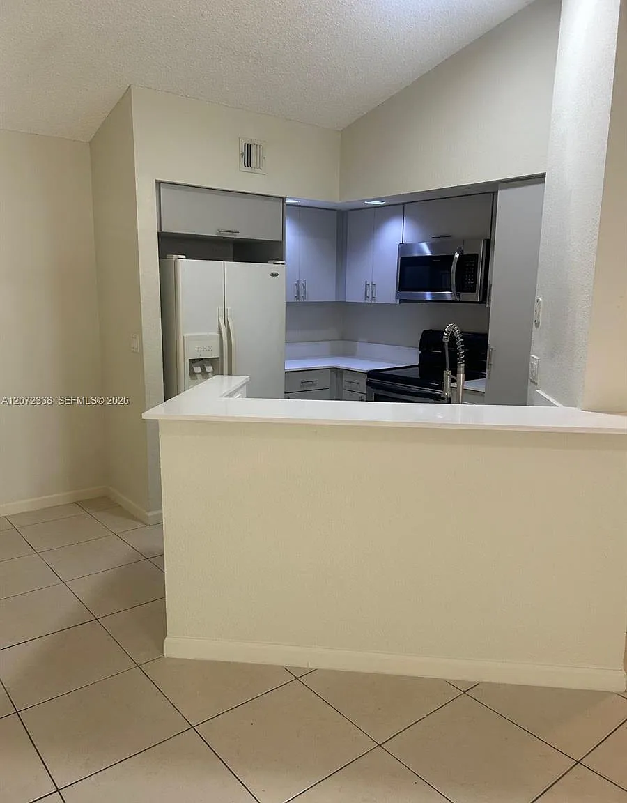 Coral Key Condo — Photo 3