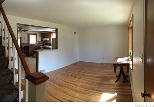 5th image of 91 Nicholas Dr N