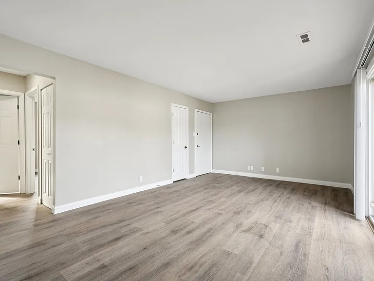 Charleston Square Apartments — Photo 32