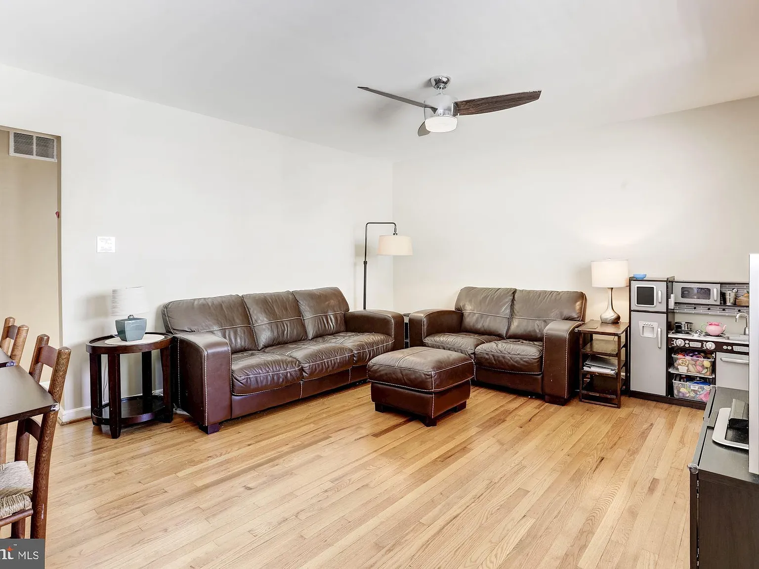 3 bed, 2016 sqft, $3,400 — Photo 3