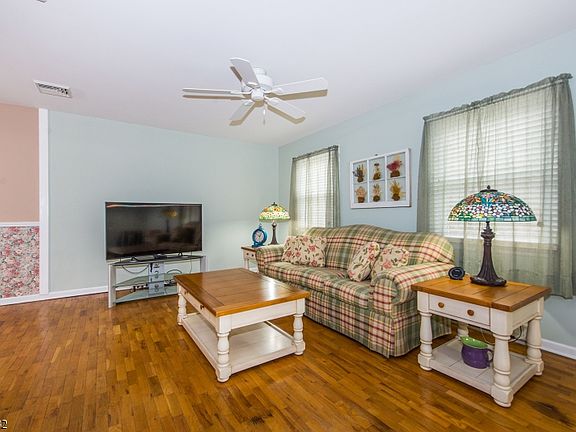 4th image of 37 Bettino Dr