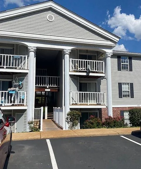 1239 Creve Coeur Crossing Ln #F — Photo 2