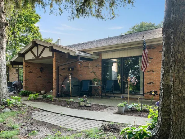 W53N158 Garfield COURT, Cedarburg, WI 53012