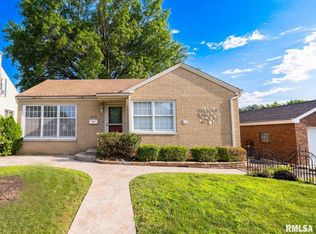 902 Amanda St, Pekin, IL 61554