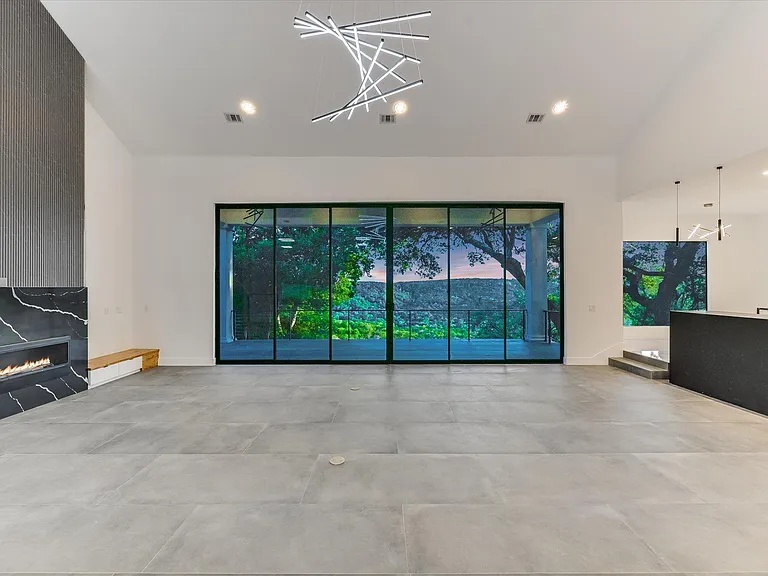 9409 Bell Mountain Dr — Photo 12