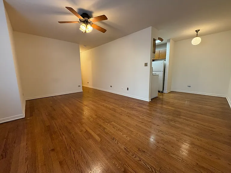 417 W Roscoe St — Photo 7