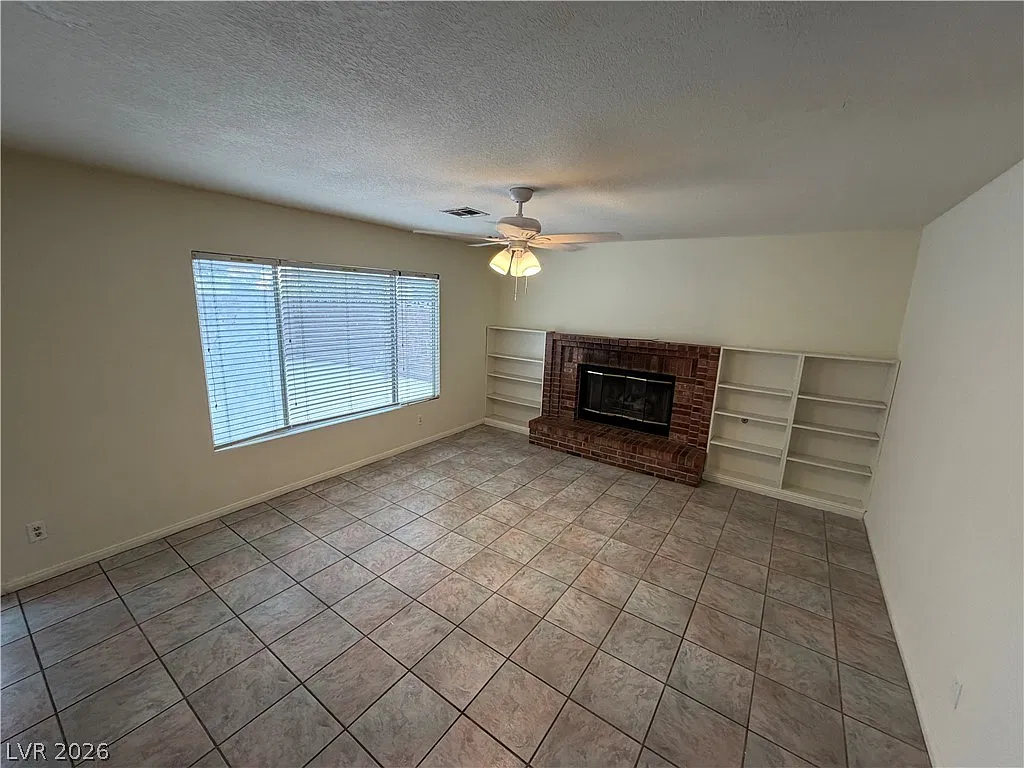 5 bed, 3.0 bath, 3064 sqft, $2,974 — Photo 4