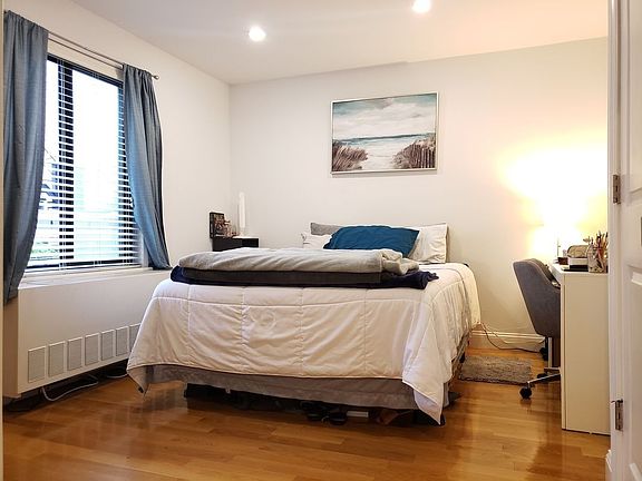 4th image of 2627 30th St APT 3R