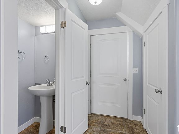 5th image of 2372 Liberty Ave