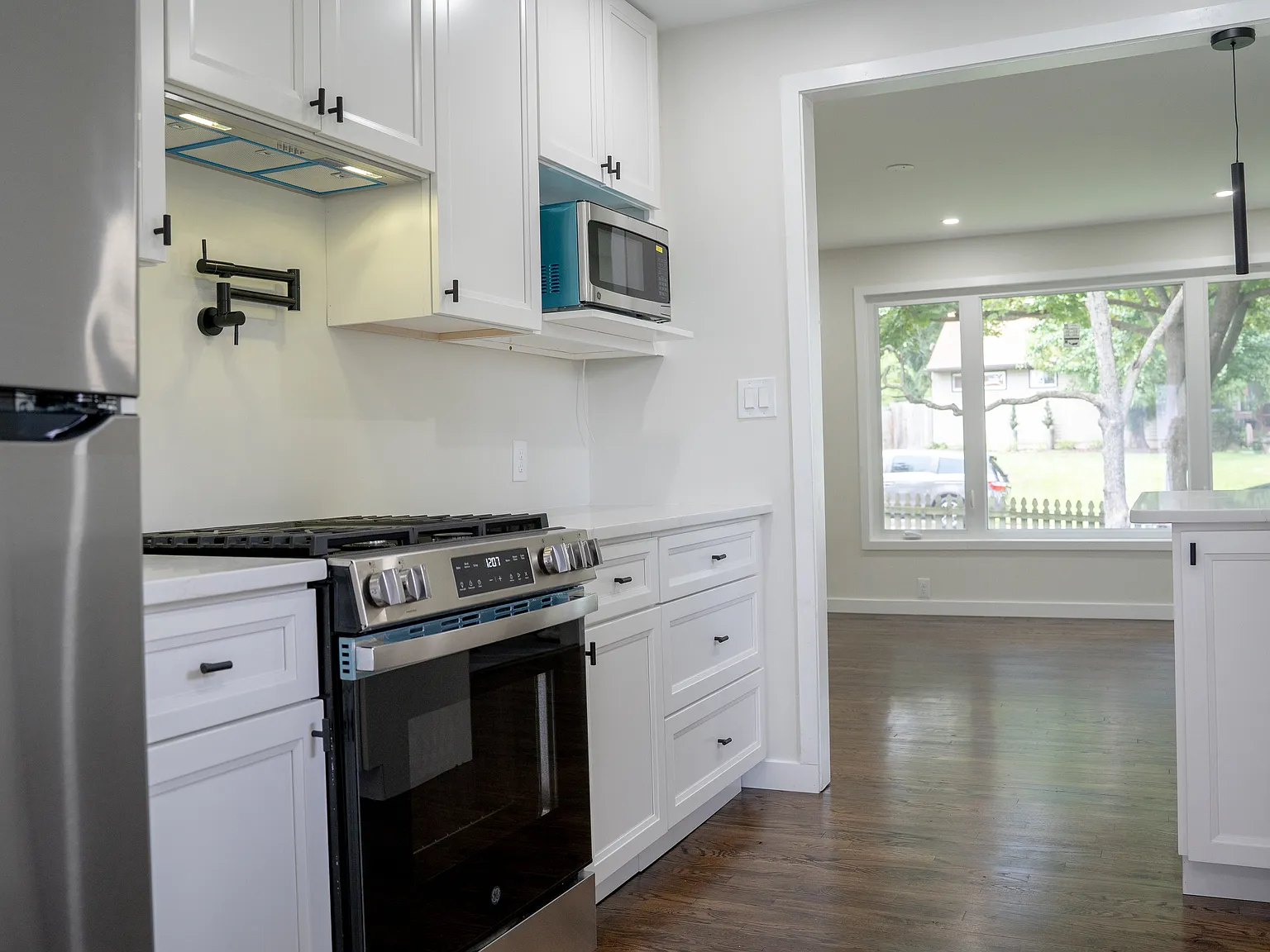 3 bed, 980 sqft, $2,950 — Photo 2