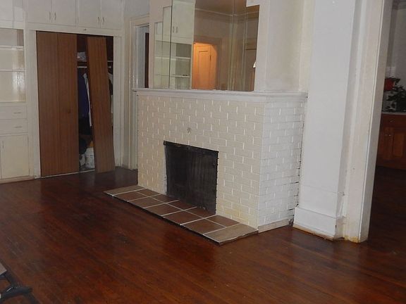 3rd image of 1164 E Maple St