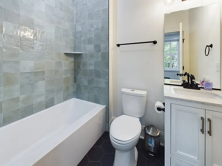 2515 E Franklin St — Photo 24