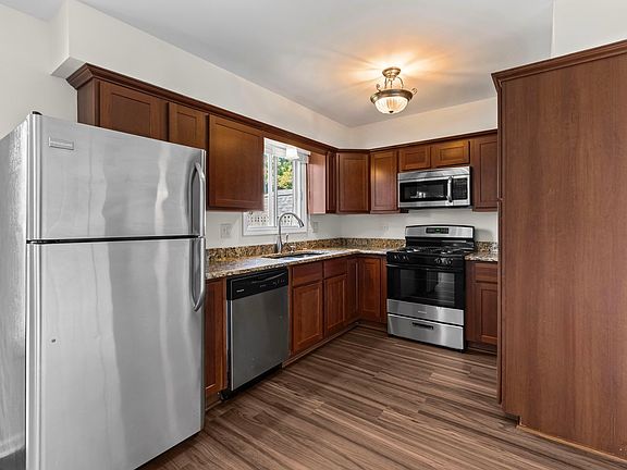 5th image of 104 Parkwood Dr