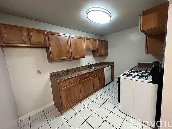 5th image of 800 E Henry Clay St APT 104