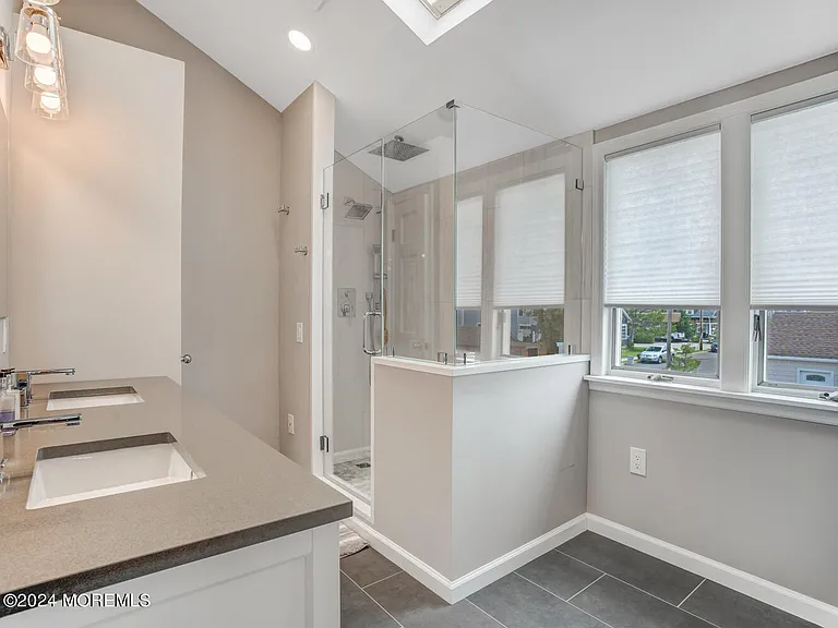200 S Bayview Ave — Photo 19