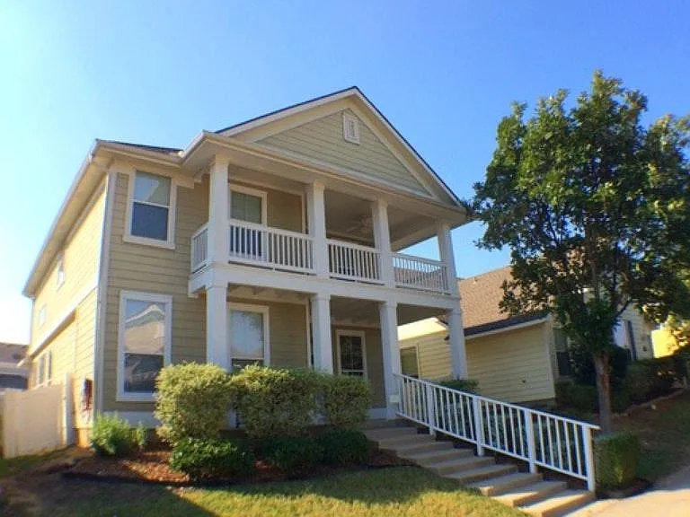 4 bed, 2.5 bath, 2067 sqft, $2,100 — Photo 2