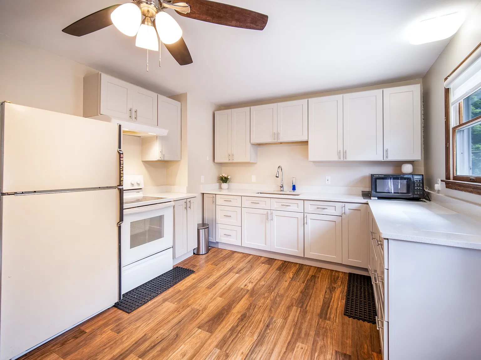 3 bed, 1.5 bath, 1350 sqft, $2,300 — Photo 4