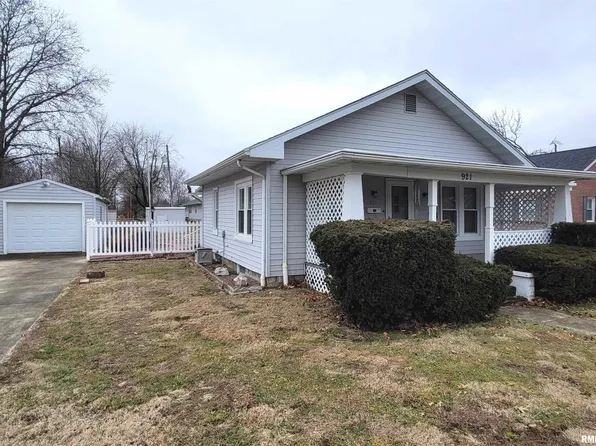 921 N Ohio Ave, Salem, IL 62881