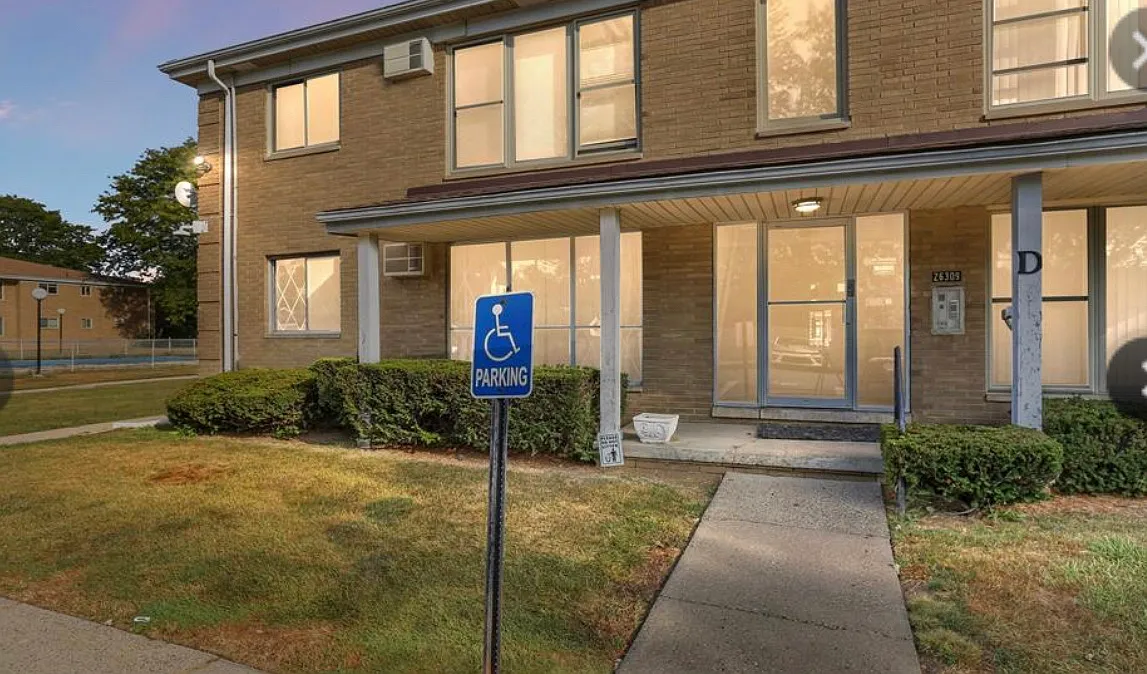 2 bed, 860 sqft, $1,300 — Photo 1