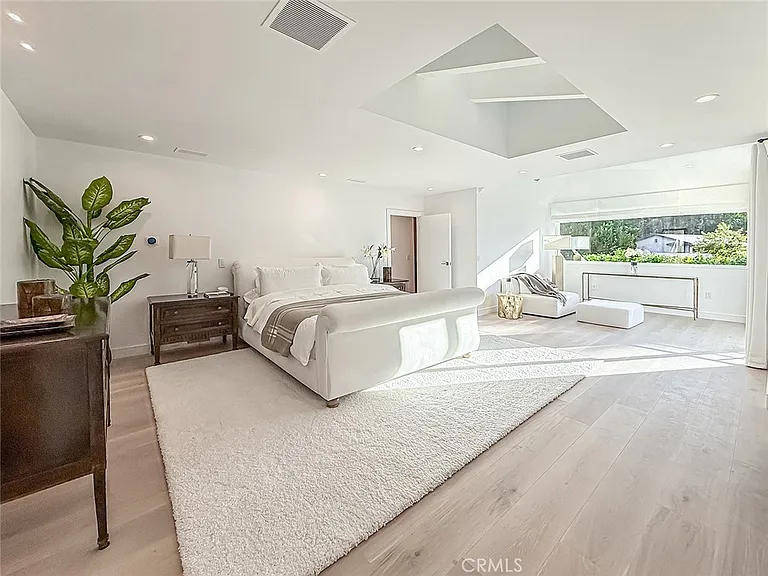 4266 Louise Ave — Photo 13