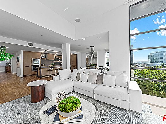 4th image of 10777 Wilshire Blvd #701