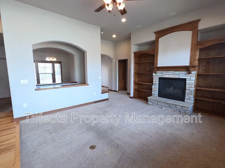 1032 Hessen Dr — Photo 7
