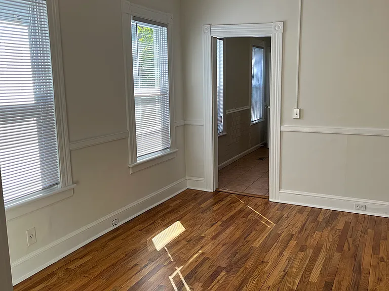 85 Kings Hwy E — Photo 8