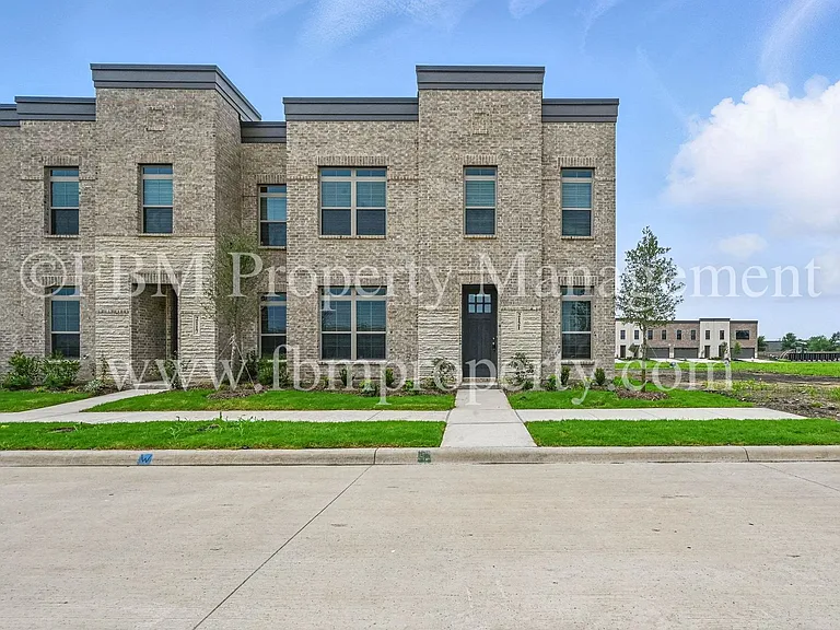 2121 Luna Dr — Photo 1