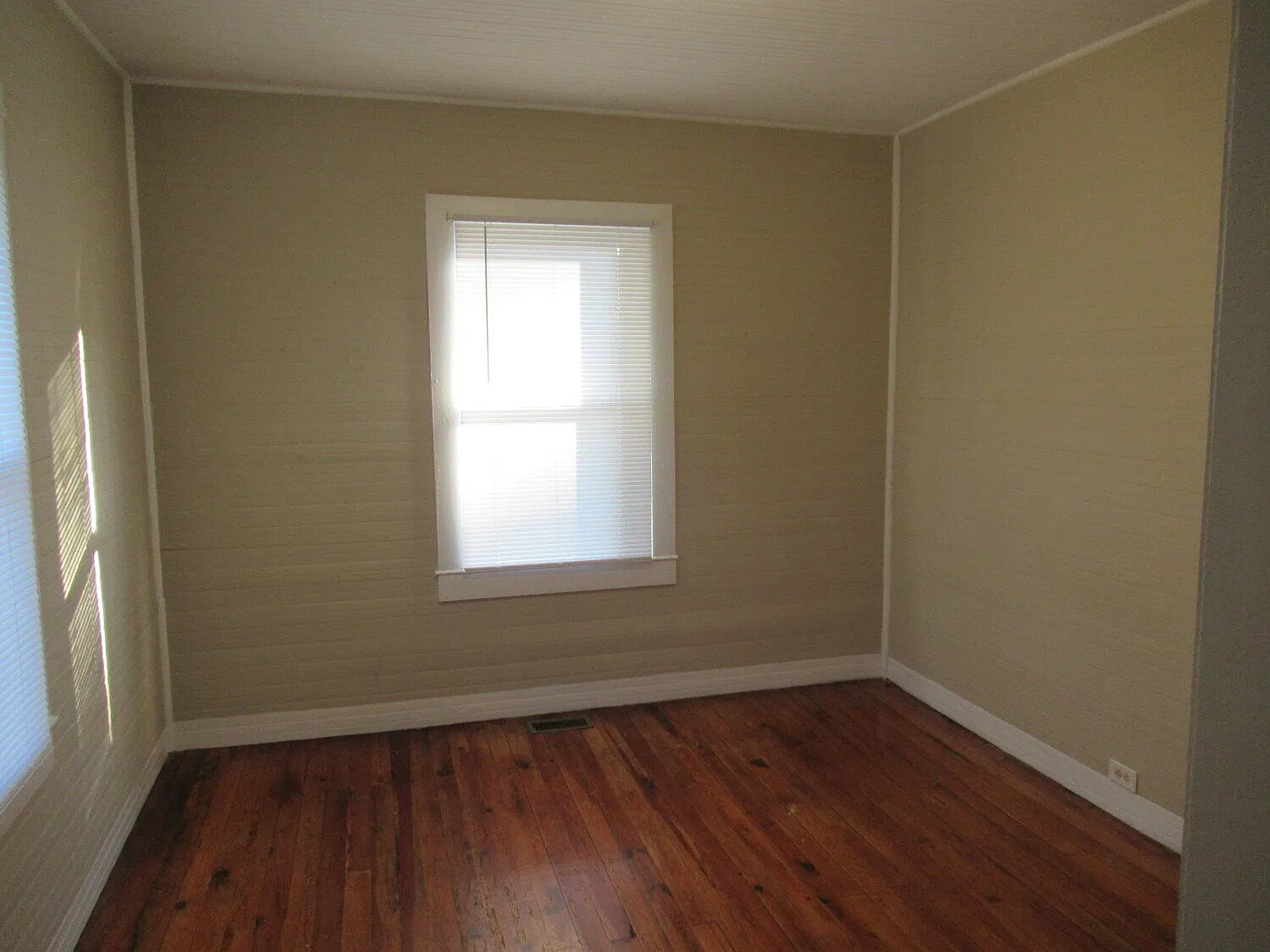 3 bed, 1.0 bath, 1008 sqft, $1,200 — Photo 4