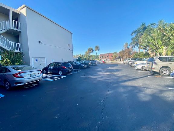 4th image of 221 Columbia Dr APT 1-342