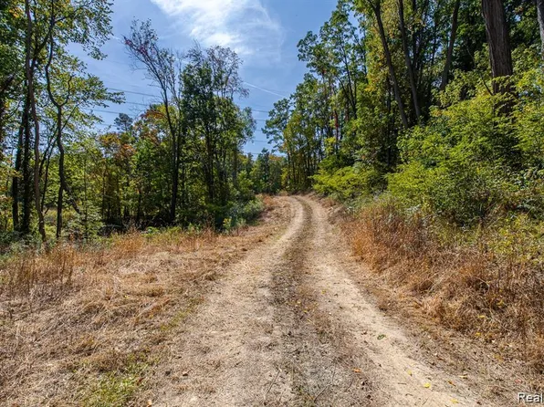 10516 Merrill Dr, Fenton, MI 48430