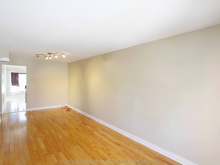 80 Hadden Cres — Photo 3