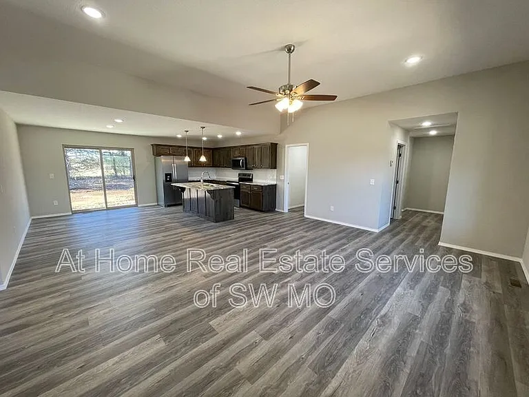653 S Southgate Dr — Photo 2