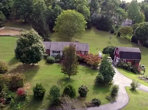 123 Blossom Ln, Troutville, VA 24175