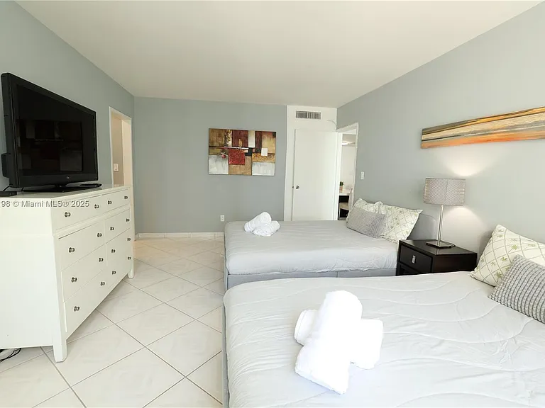 5151 Collins Ave #927 — Photo 9