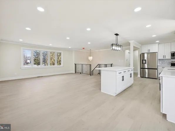 206 Mimosa Dr, Cherry Hill, NJ 08003
