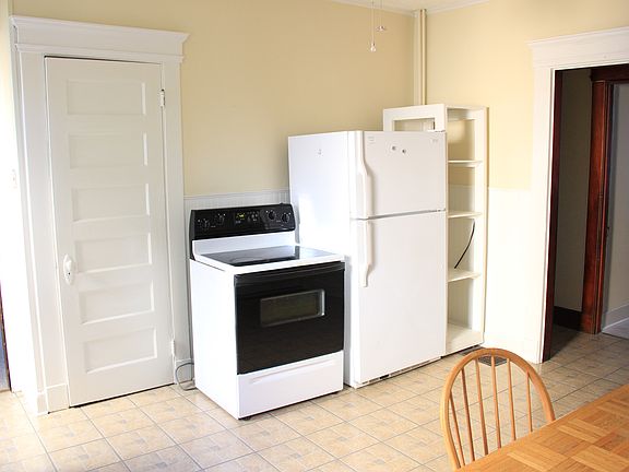 Modern smoothtop stove & large refrigerator/freezer