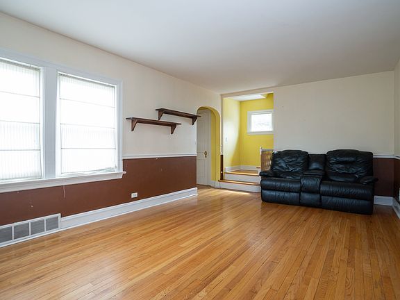 3rd image of 9452 Greenwood Dr
