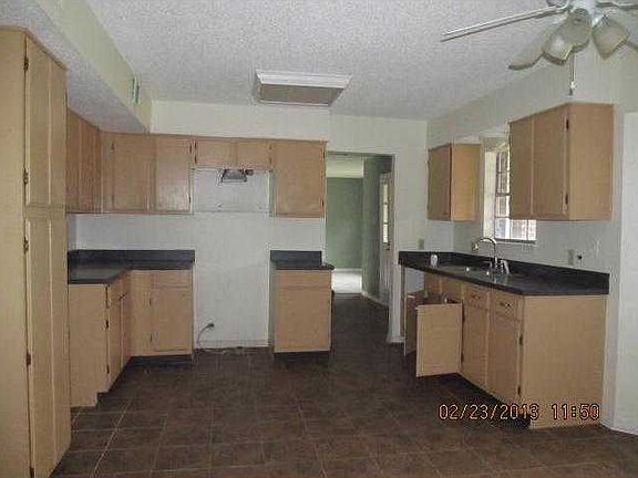 2nd image of 2205 Country Club Dr