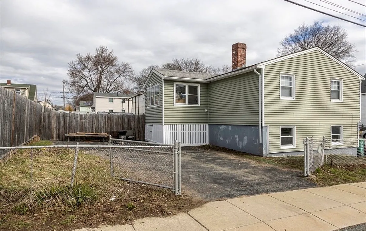 3 bed, $2,700 — Photo 2